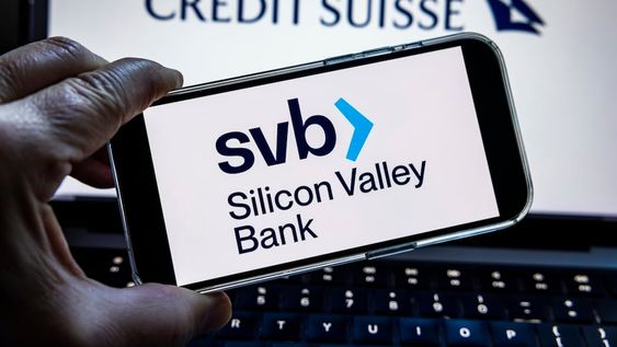 En medio de la incertidumbre por Silicon Valley Bank, las acciones de Credit Suisse caen más del 20% y arrastran a los demás bancos europeos / EFE