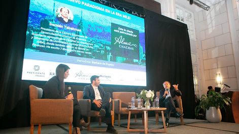 Bárbara Del Pópolo y Joaquín Barbera junto a Damián Tabakman en el encuentro Pilares Real Estate. Foto Los Andes