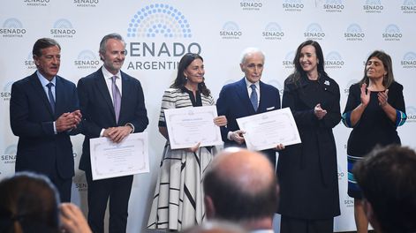 El senador Rodolfo Suárez, el director de orquesta David Giménez Carreras, la soprano Verónica Cangemi, el tenor José Carreras, la vicepresidenta de la Nación Victoria Villarruel y la senadora Mariana Juri, en el acto de homenaje a los músicos, en el Senado de la Nación.