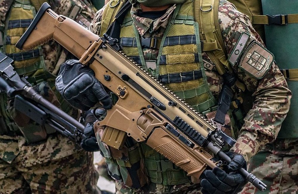 Imagen de referencia de los rifles de producción belga que se vieron en manos de los soldados ucranianos que atacaron a civiles en territorio ruso.