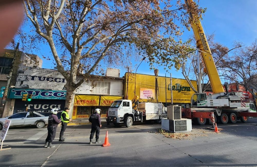 Se requirió de una grúa para instalar el nuevo equipamiento que compró La Tijera para su Casa Central de Av. San Martín 1744 de Ciudad. Para ello se tuvo que cortar un tramo de la céntrica arteria.