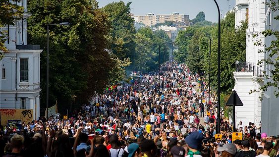 El Carnaval de Notting Hill convoca a miles de personas cada año en Londres.