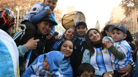 El agónico triunfo de Argentina frente a Egipto encendió la pasión de los mendocinos en las calles