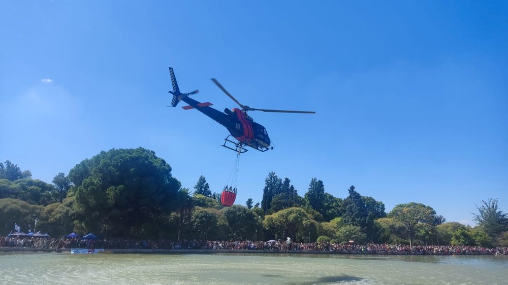 Helicópteros de la Fuerza Aérea Argentina realizaron maniobras de rescate y simulación de recuperación de un piloto eyectado sobre el lago del Parque San Martín. &nbsp; &nbsp;