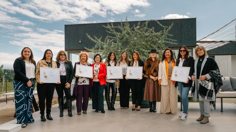 Todas las distinguidas por Amuva 2025 junto a la comisión directiva de la entidad.&nbsp;