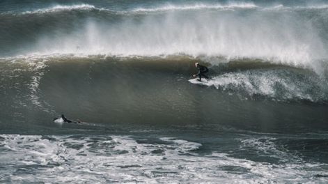Radziunas metiendo un tubo en un día épico en Mar del Plata, su casa. / Gentileza.