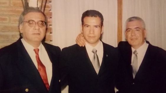 “Mingo” (izquierda) era 19 años mayor que su hermano Raúl Burela (centro). Junto a José Miguel (derecha), ahora son querellantes y buscan justicia. Foto: gentileza