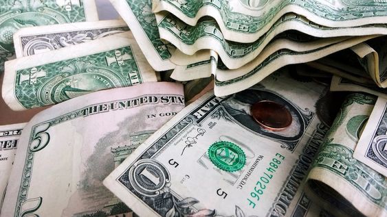 AFIP habilitó la devolución del 35% o 45% por las compras en dólares para quienes pagan Ganancias