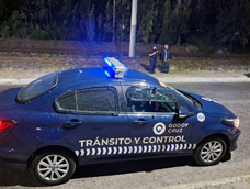 policias evitaron una tragedia en las vias del metrotranvia en godoy cruz