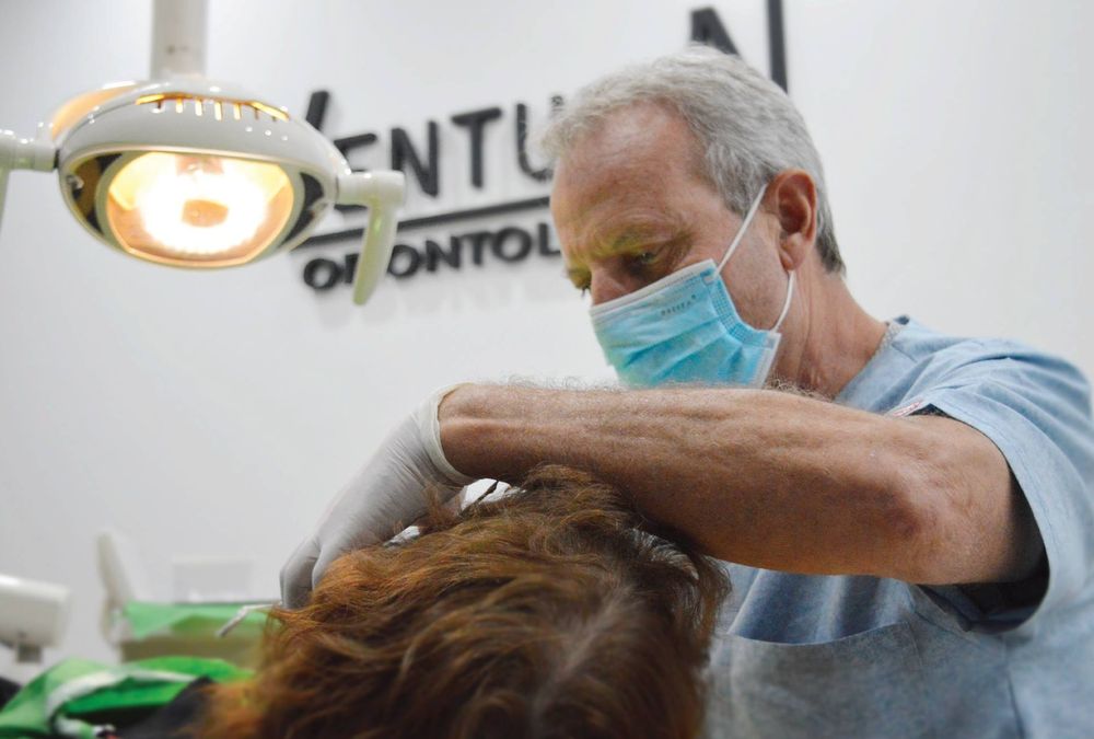 Víctor Venturín (65), el reconocido odontólogo mendocino que murió tras un choque en Chile. Su esposa Mónica también perdió la vida. Dos nietos salieron heridos.