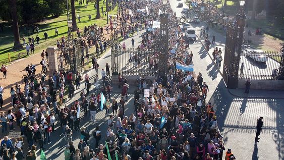 Marcha en defensa de la educación pública y contra el recorte de fondos para las universidades. Foto archivo abril de 2024 - Marcelo Rolland / Los Andes