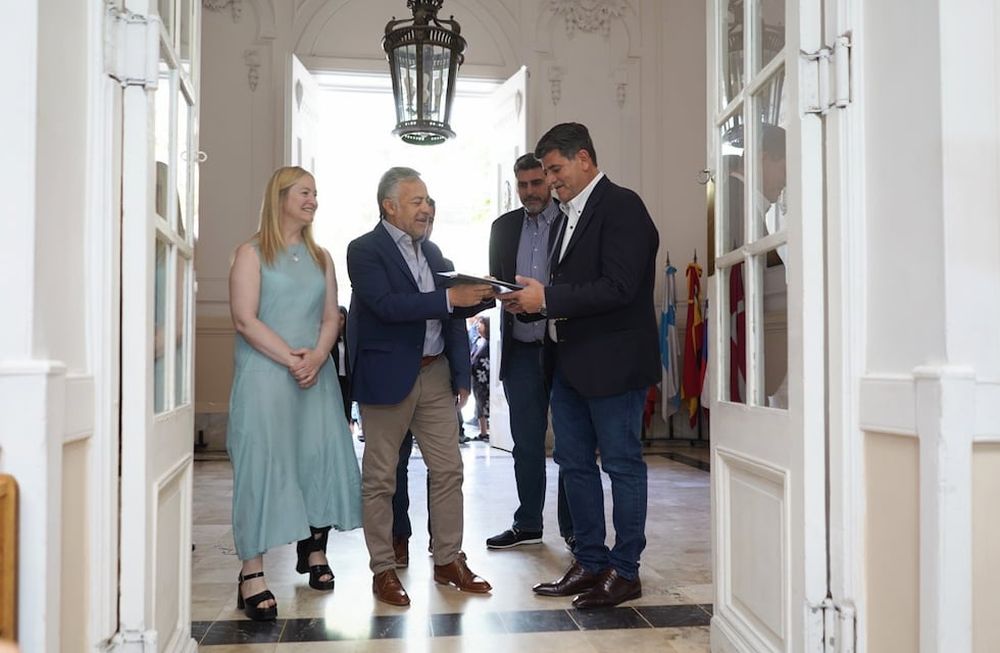 El gobernador electo Alfredo Cornejo llegó con su compañera de fórmula Hebe Casado y le entregó el proyecto al vicegobernador Mario Abed. Foto: Prensa Mendoza