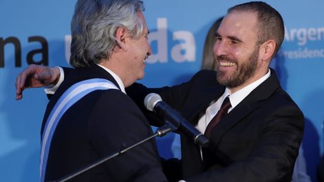 Alberto Fernández, cuando le tomó juramento a Martín Guzmán como ministro de Economía, el 10 de diciembre de 2019. Foto archivo: La Voz