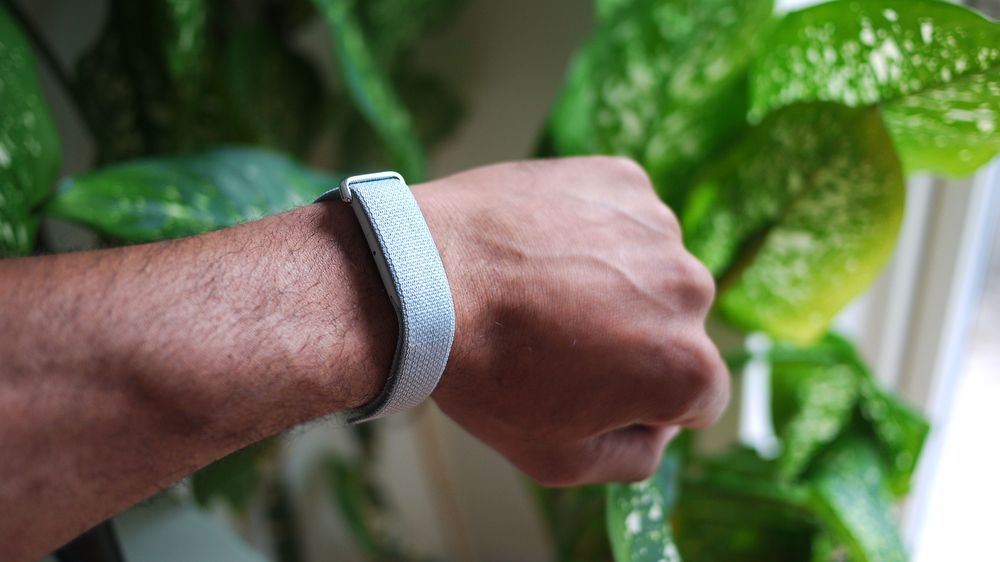 El fitbit Air de Google es el más reciente de los dispositivos sin pantalla enfocados en salud.