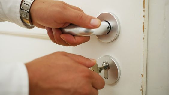 que significa revisar varias veces si cerraste la puerta, segun la psicologia