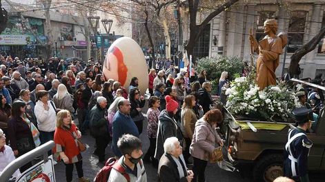 Los Andes | Cientos de fieles acompañaron al Patrono mendocino por las calles céntricas. Se usó la imagen de Santiago peregrino, como se hace desde el año 2001. | Foto: José Gutiérrez / Los Andes