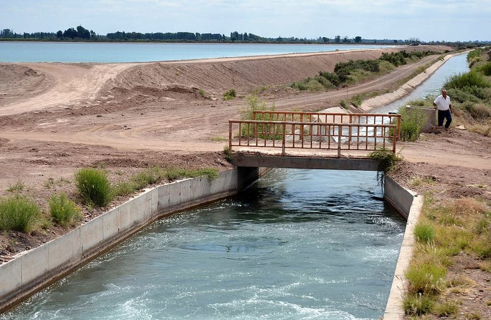 Construcción de reservorios e impermeabilización de cauces de riego, son algunos de los trabajos tendientes a eficientizar el uso del agua y a la vez mitigar los efectos de la crisis hídrica en la provincia.