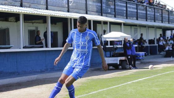 Si bien venía jugando como extremo por izquierda, Flores lo colocó por la derecha ante el Lobo platense. Y el pibe cumplió. / Gentileza Pablo González Repetto.