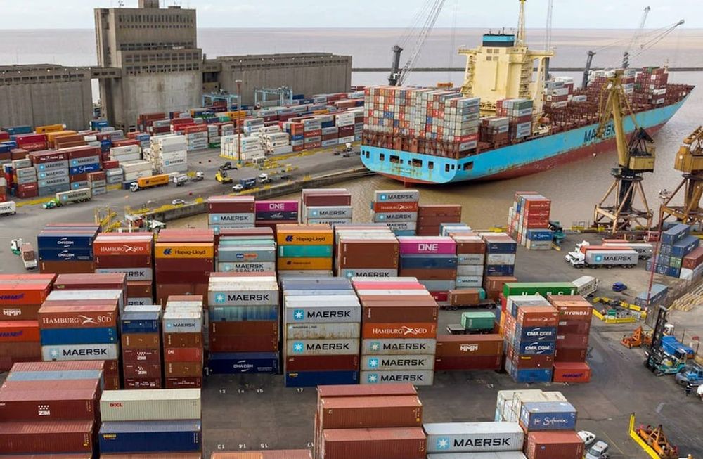 La Dirección General de Aduanas (DGA) también presentó una denuncia en la Justicia Penal Económica contra dos empresas, acusadas de sobrefacturar operaciones de importación hasta un 800 por ciento para conseguir divisas al valor oficial.  (Gentileza Clarín)