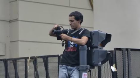 El fotógrafo herido durante los incidentes en la marcha de barrabravas y jubilados, cuando recibió el impacto de una cápsula de gas lacrimógeno en su cabeza (Gentileza)