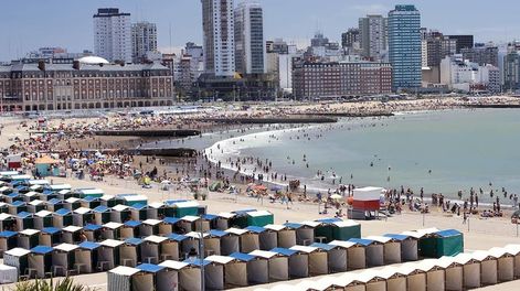 Si se quiere disponer de una carpa en Mar del Plata, para toda la temporada y pagarlo en cuotas, hay que pensar en una cifra que supera el millón de pesos.