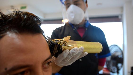 Las peluquerías son parte de los rubros contemplados por el Repro II por estar afectados por las nuevas y estrictas restricciones. Archivo / Los Andes