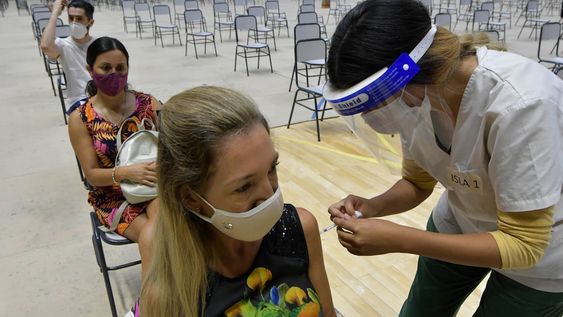 Vacunación al personal de la salud de mas de 40 años contra el Covid 19, en el Aconcagua Arena. Foto:  Orlando Pelichotti / Los Andes