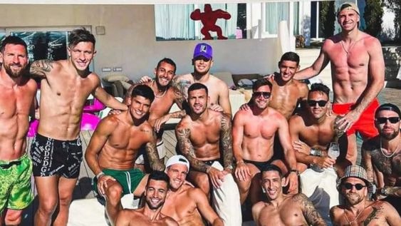 Varios jugadores del plantel de la Selección Argentina se juntaron en las Islas Baleares para celebrar el cumpleaños de Leandro Paredes. / Gentileza.