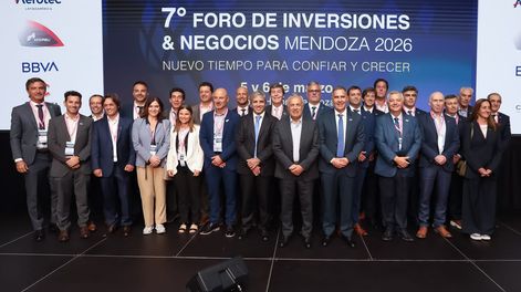 Integrantes del CEM, junto al gobernador Cornejo y el ministro Caputo.