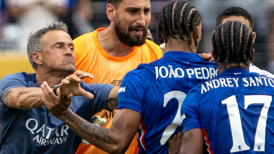 Luis Enrique discute con el delantero del Chelsea Joao Pedro. EFE/ Ángel Colmenares
