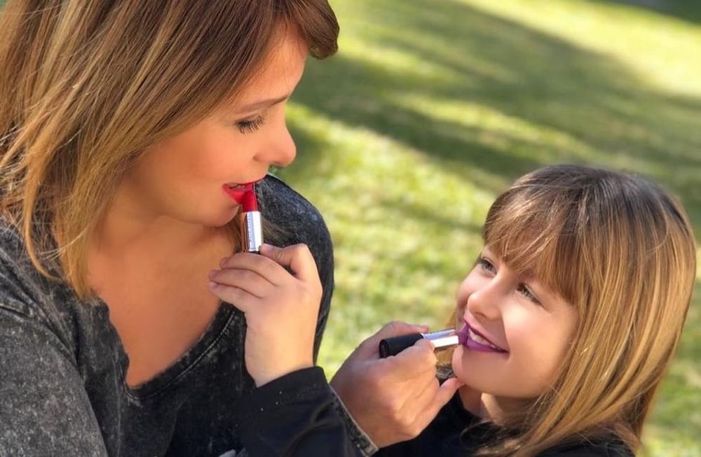 La hija de Fernanda Vives se divirtió maquillando a su abuelo