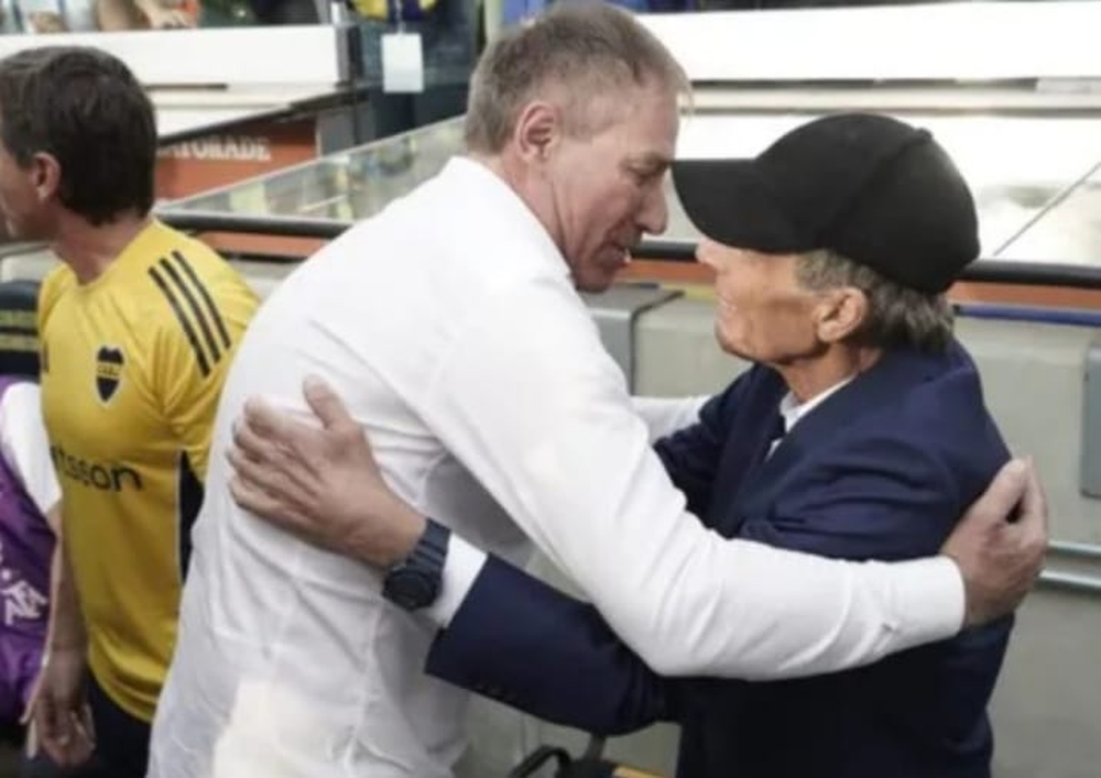 El abrazo de Ariel Holan al entrenador Xeneize, Miguel Ángel Russo. 