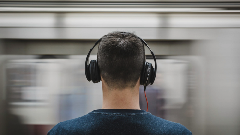 Qué significa que alguien escuche la misma canción una y otra vez, según la psicología