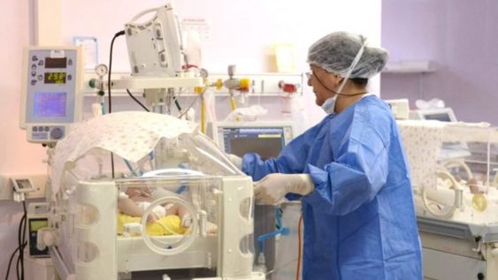 El menor de cinco meses había estado internado en Buenos Aires por un cuadro de botulismo. Ahora que estaba mejor, sus padres decidieron emprender el regreso a Río Grande. / Imagen ilustrativa.