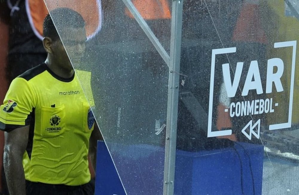 El VAR fue protagonista en el partido de Racing y Flamengo. / Gentileza.