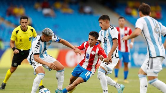 Matías Segovia (c) de Paraguay disputa un balón con Alejo Véliz (i) de Argentina hoy, en un partido de la fase de grupos del Campeonato Sudamericano Sub20 entre las selecciones de Paraguay y Argentina en el estadio Pascual Guerrero en Cali (Colombia). Foto: EFE/ Ernesto Guzmán Jr.