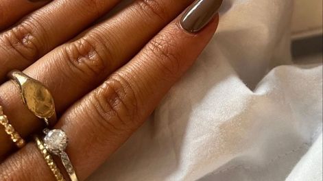 Uñas marrones: cuáles son los tonos que más se usan este invierno.