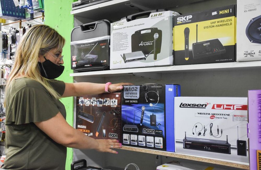 Efecto. Cada restricción a las importaciones y al dólar, repercute inmediatamente en los artículos electrónicos. Foto: Mariana Villa / Los Andes.