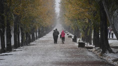 Familias pasean por un Parque General San Martín bajo la nieve. Foto archivo: Ramiro Gómez / Los Andes.