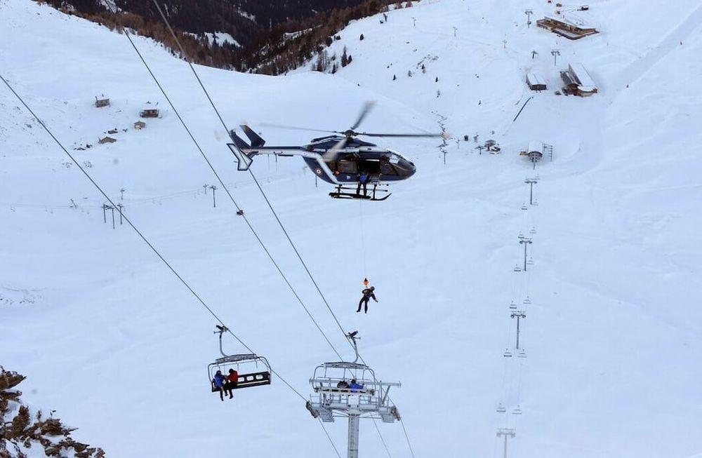 Los esquiadores quedaron varados en las montañas debido a una falla mecánica en la telesilla.