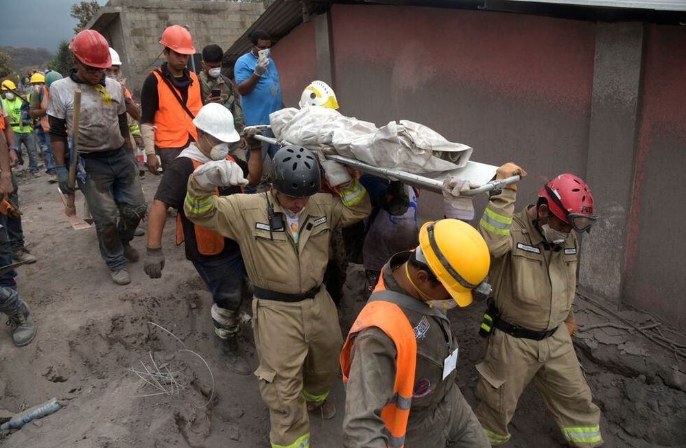 Los guatemaltecos siguen buscando a los desaparecidos por la erupción del Volcán de Fuego