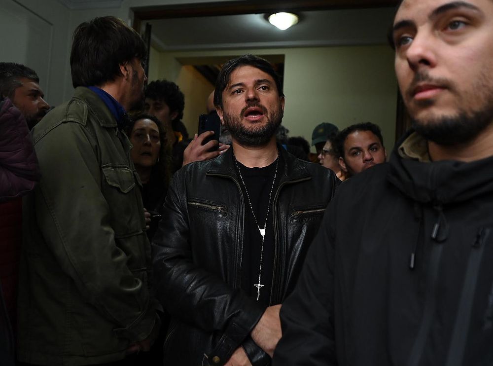 El dirigente social Juan Grabois tomó hoy junto a un grupo de militantes el edificio donde funcionaba el Instituto Juan Domingo Perón, un centro de estudios disuelto por el Gobierno nacional. 