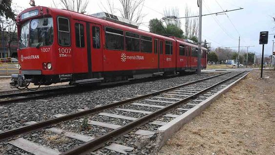 Licitarán obras del Metrotranvia, ramal desde Godoy Cruz hacia el departamento de Luján de Cuyo.Tramo de las vías en la zona de calles Belgrano y Francia  y estación Pellegrini de Godoy CruzFoto: José Gutierrez / Los Andes