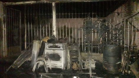 El fuego consumió la cochera, el patio, una galería con maquinarias, dos dormitorios y el baño. Foto: Gentileza