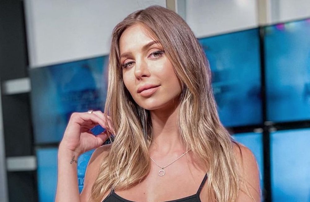 Romina Malaspina volvió a la conducción de su programa y lo anunció con un sensual posteo