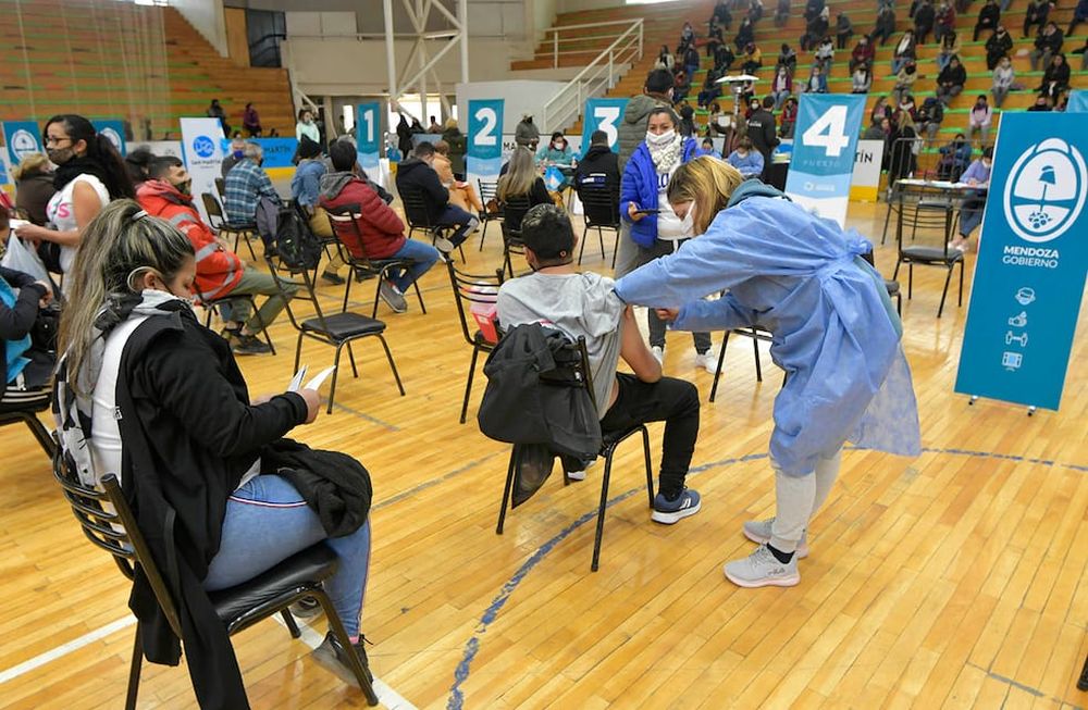 En el Polideportivo Gustavo Torito Rodríguez (San Martín) se vacunan contra el Covid 19,  a la población de más de 30 años, a trabajadores de comedores comunitarios y merenderos, además de números de turnos atrasados. Foto: Orlando Pelichotti / Los Andes