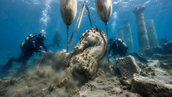 a unos 9 metros de profundidad en el mar de sicilia, buzos recuperaron un caballo de marmol de 2.500 anos atribuido al colosal templo de zeus