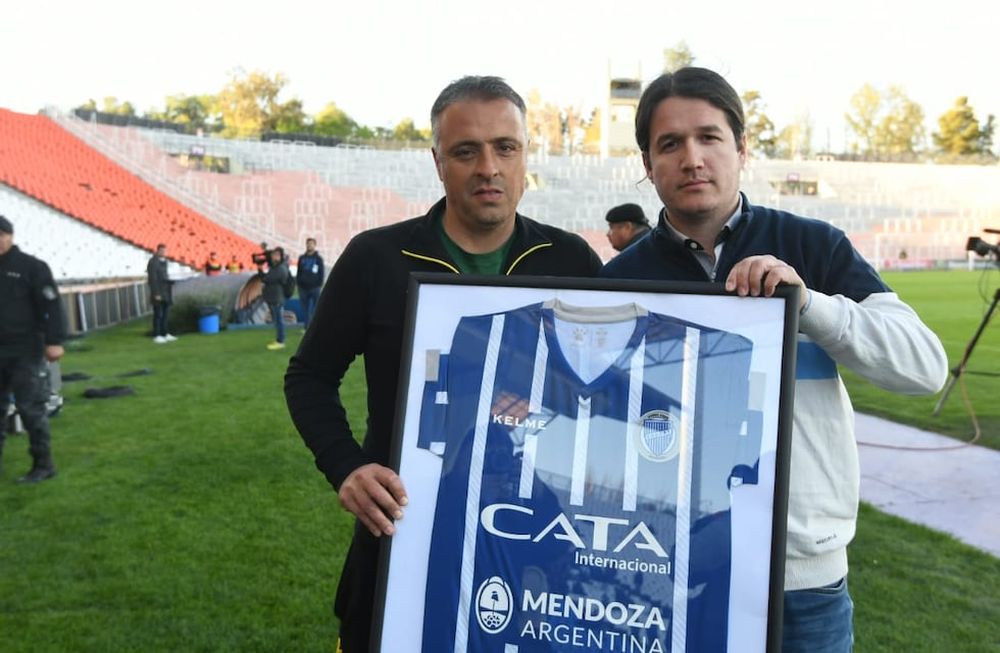 ¿Mirá quién vino? Godoy Cruz homenajeó a Silvio Duarte