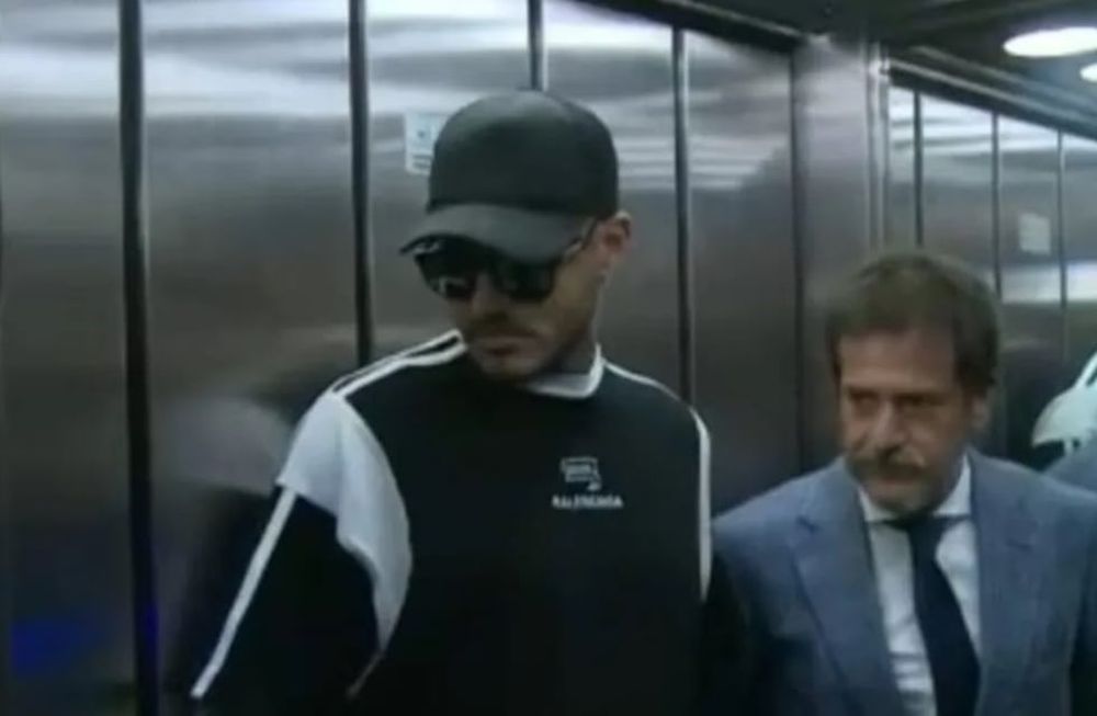 Mauro Icardi fue a la fiscalía a entregar su celular y llegó acompañado por la China Suárez. Foto: Captura de video