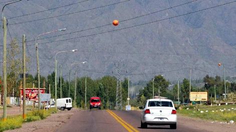 Las Compuertas: casas junto a las montañas y el río